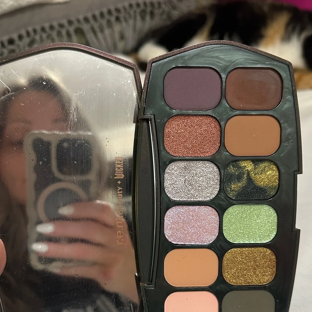 r.e.m. beauty Wicked Eyeshadow Palette - Gold and Black - Picture 3 of 9